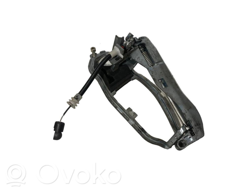 Priekšpusē turētājs / kronšteins ārējam atvēršanas rokturim