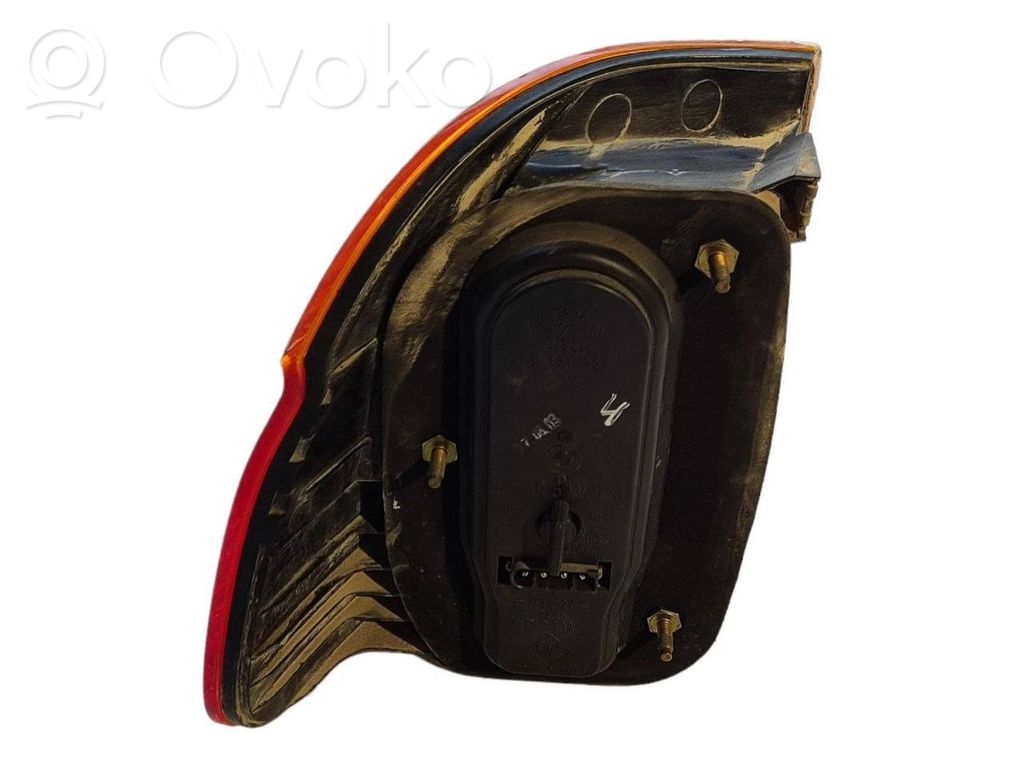 Aizmugurējais lukturis virsbūvē