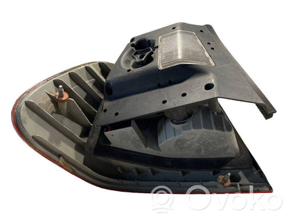 Aizmugurējais lukturis virsbūvē