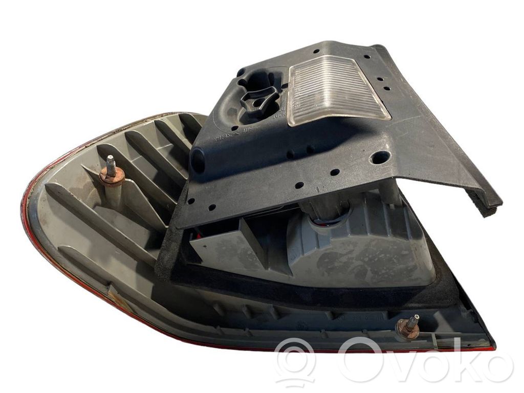 Aizmugurējais lukturis virsbūvē