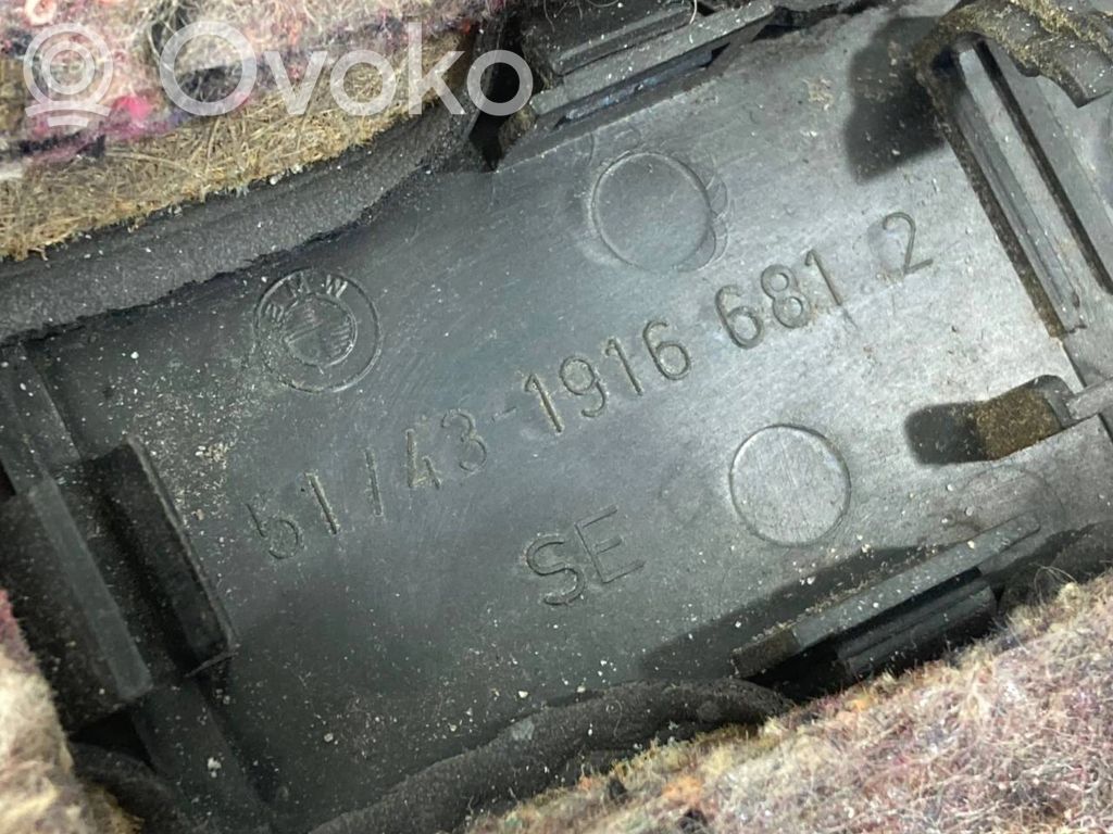 (B) statņa dekoratīvā apdare (apakšdaļa)