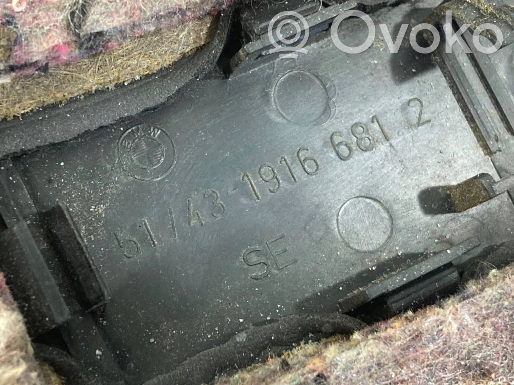 (B) statņa dekoratīvā apdare (apakšdaļa)