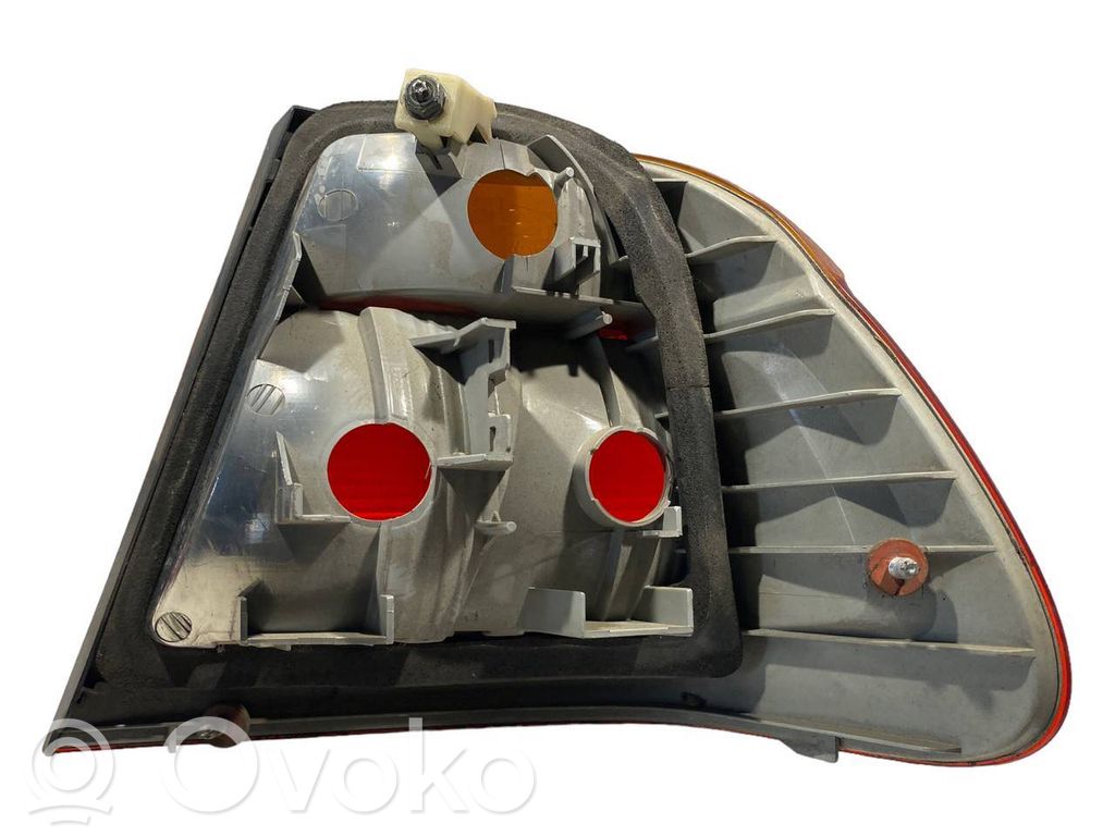 Aizmugurējais lukturis virsbūvē