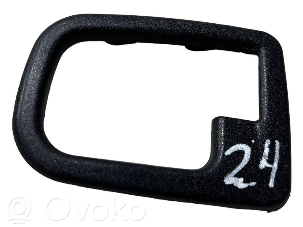 Priekšpusē durvju roktura vāciņš