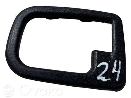 Priekšpusē durvju roktura vāciņš