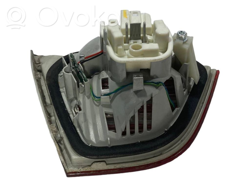 Aizmugurējais lukturis pārsegā