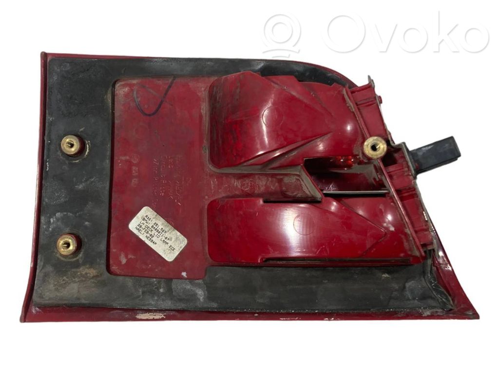 Aizmugurējais lukturis pārsegā