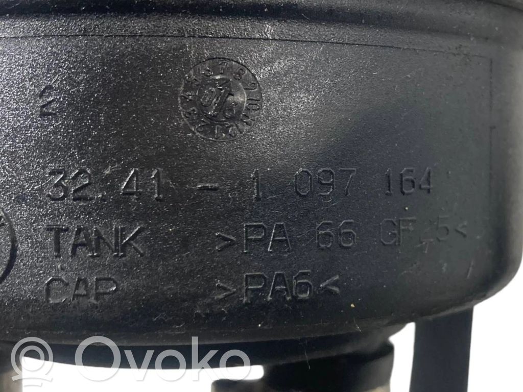 Stūres pastiprinātāja šķidruma tvertne