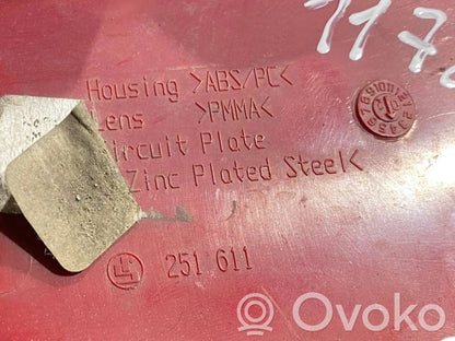 Aizmugurējais lukturis pārsegā