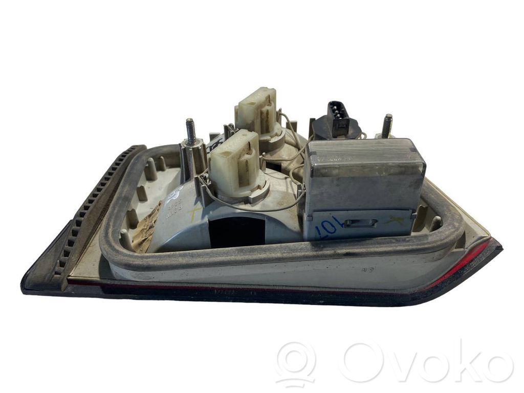 Aizmugurējais lukturis pārsegā