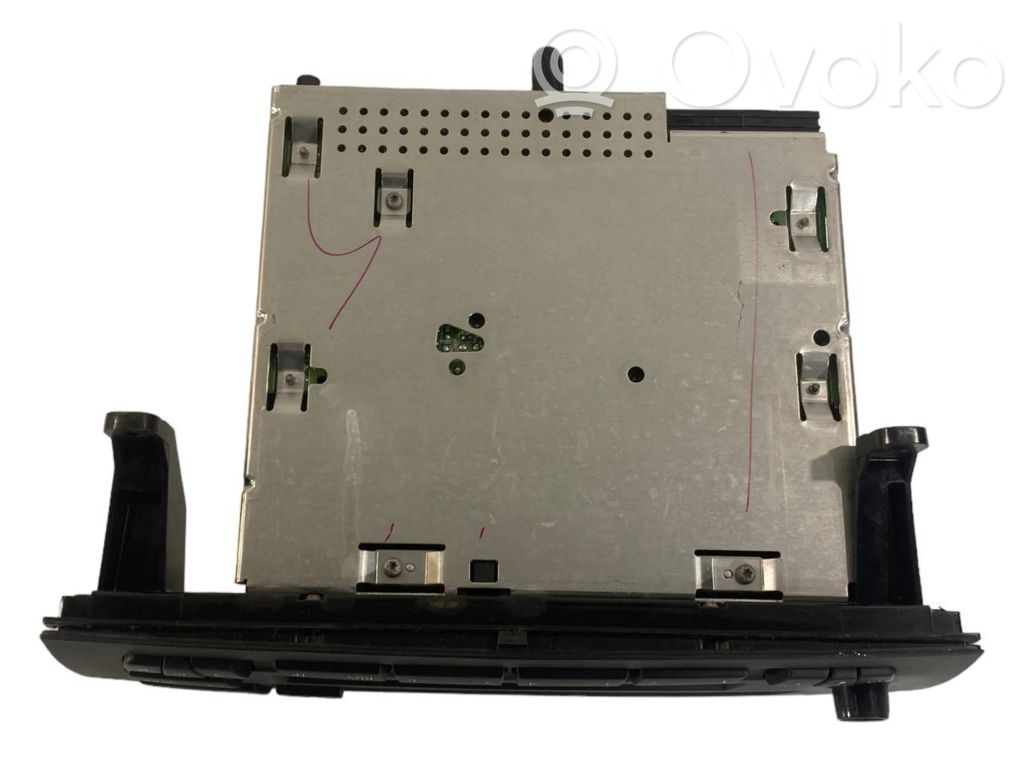 Radio / CD/DVD atskaņotājs / navigācija