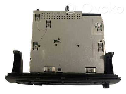 Radio / CD/DVD atskaņotājs / navigācija