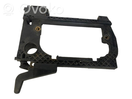 Priekšpusē turētājs / kronšteins ārējam atvēršanas rokturim