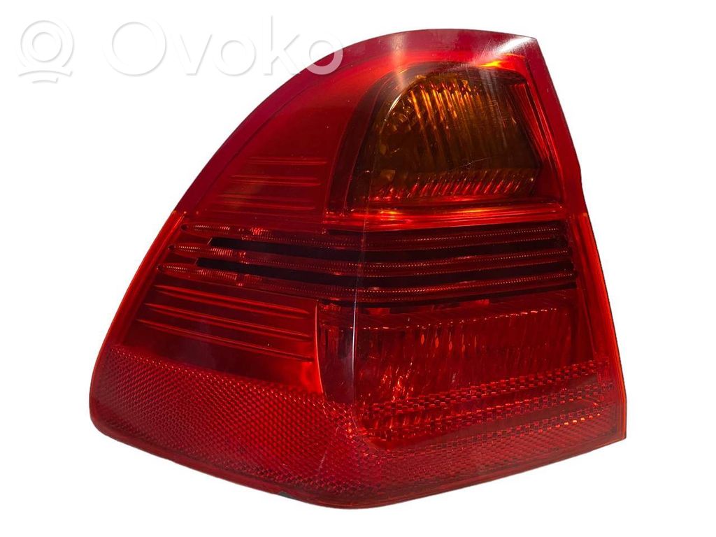 Aizmugurējais lukturis virsbūvē