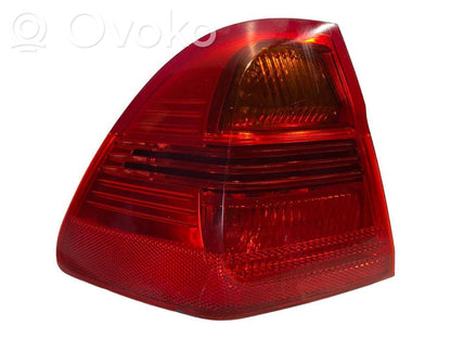 Aizmugurējais lukturis virsbūvē