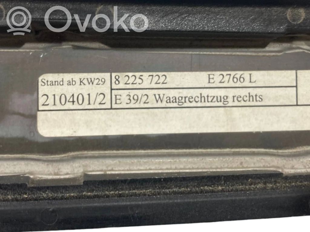 Aizmugurē logu aizkars