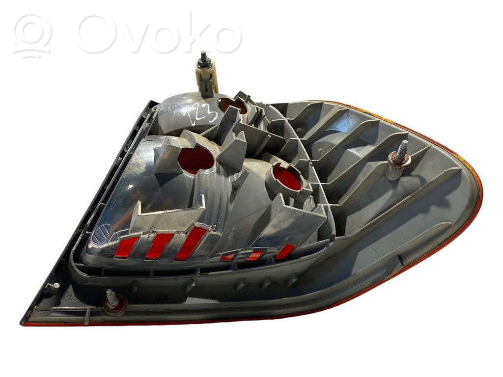 Aizmugurējais lukturis virsbūvē