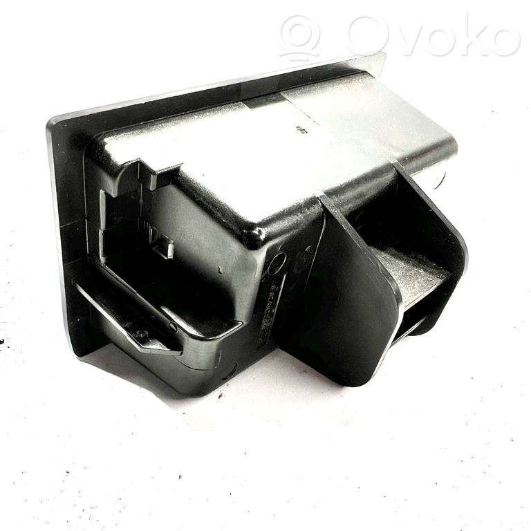 Pelnutrauks (aizmugurē)