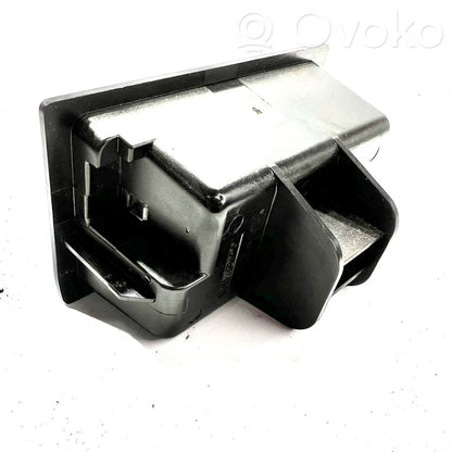 Pelnutrauks (aizmugurē)