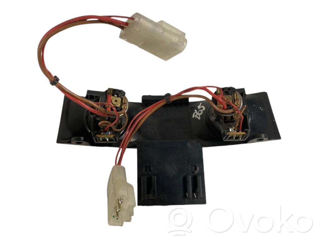 Cigarešu aizdedzināmais aizmugurē