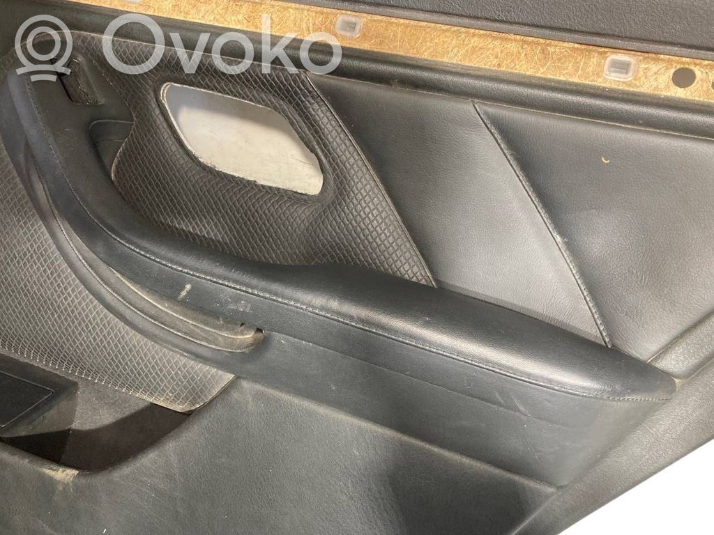 Apšuvums aizmugurējām durvīm