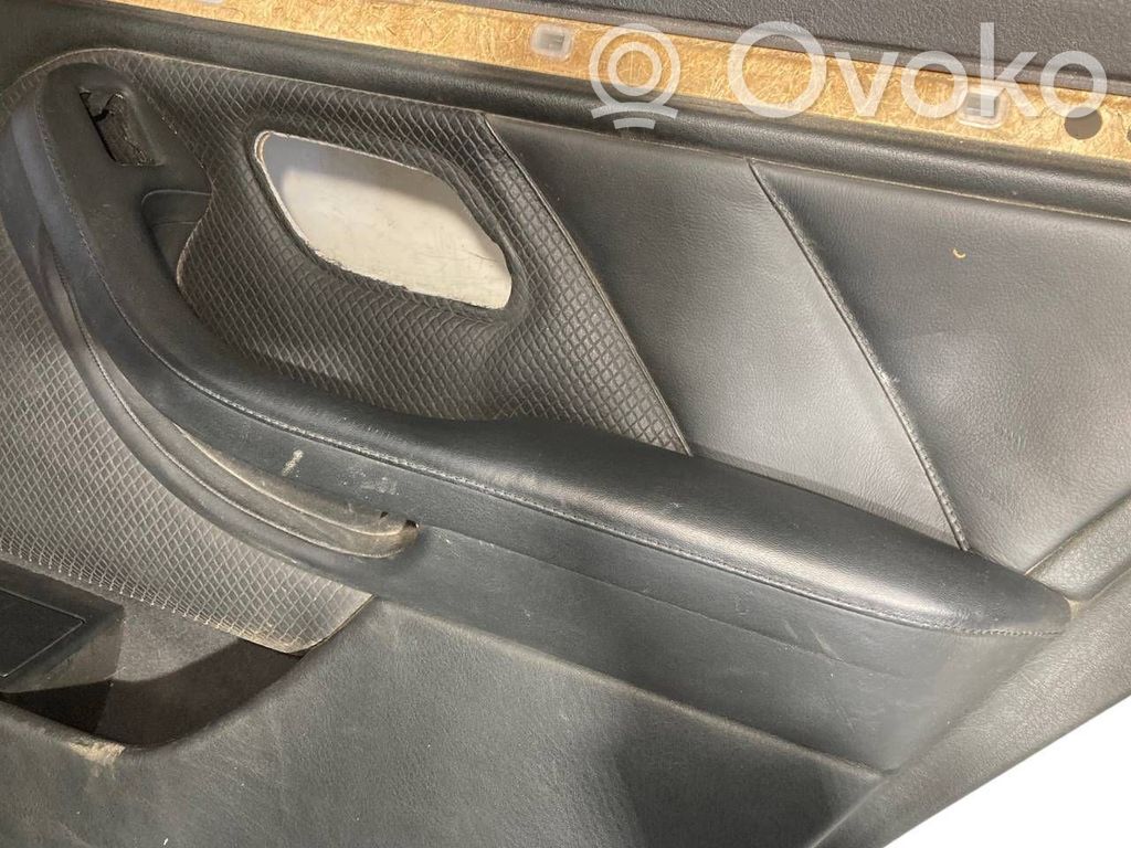 Apšuvums aizmugurējām durvīm