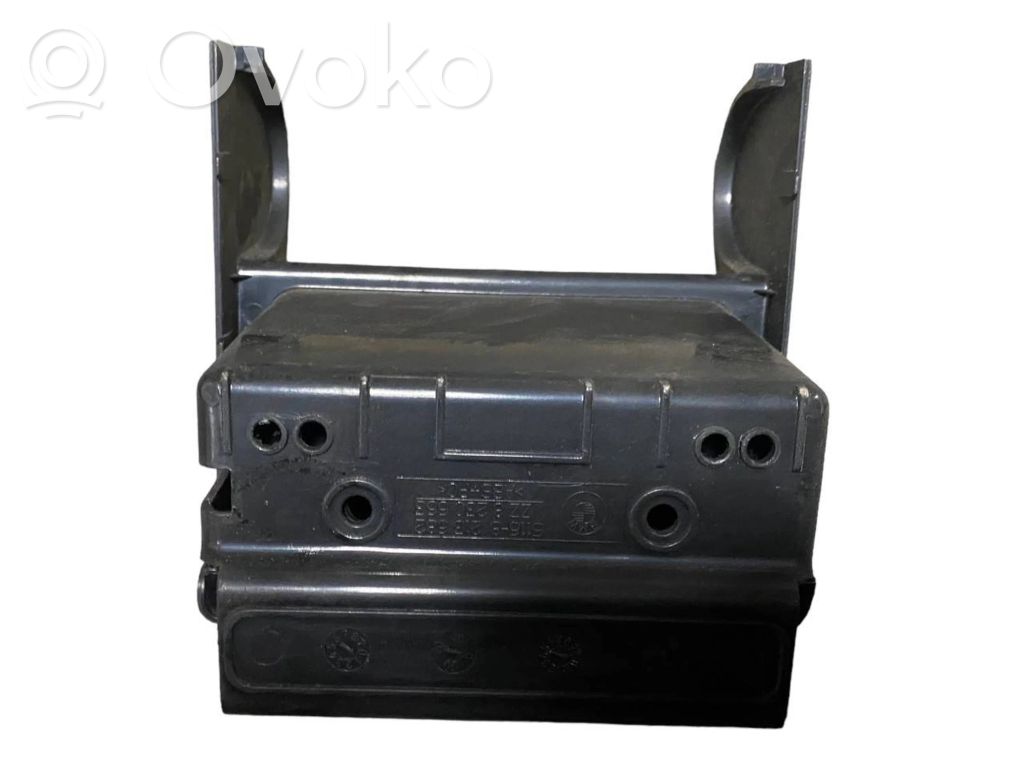 Pelnutrauks (aizmugurē)