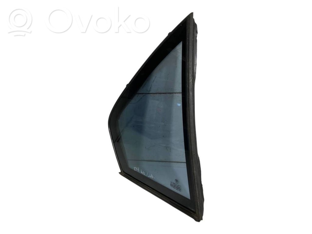 Mazais stikls "A" aizmugurējās durvīs