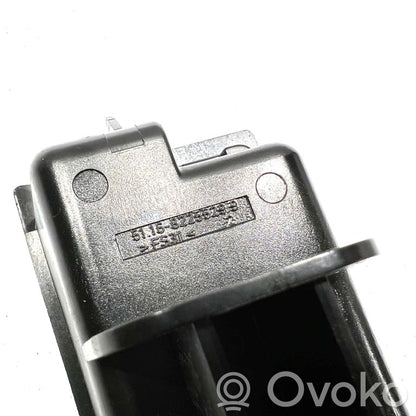 Pelnutrauks (aizmugurē)