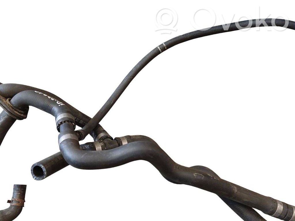 Caurulīte (-es) / šļūtene (-es)