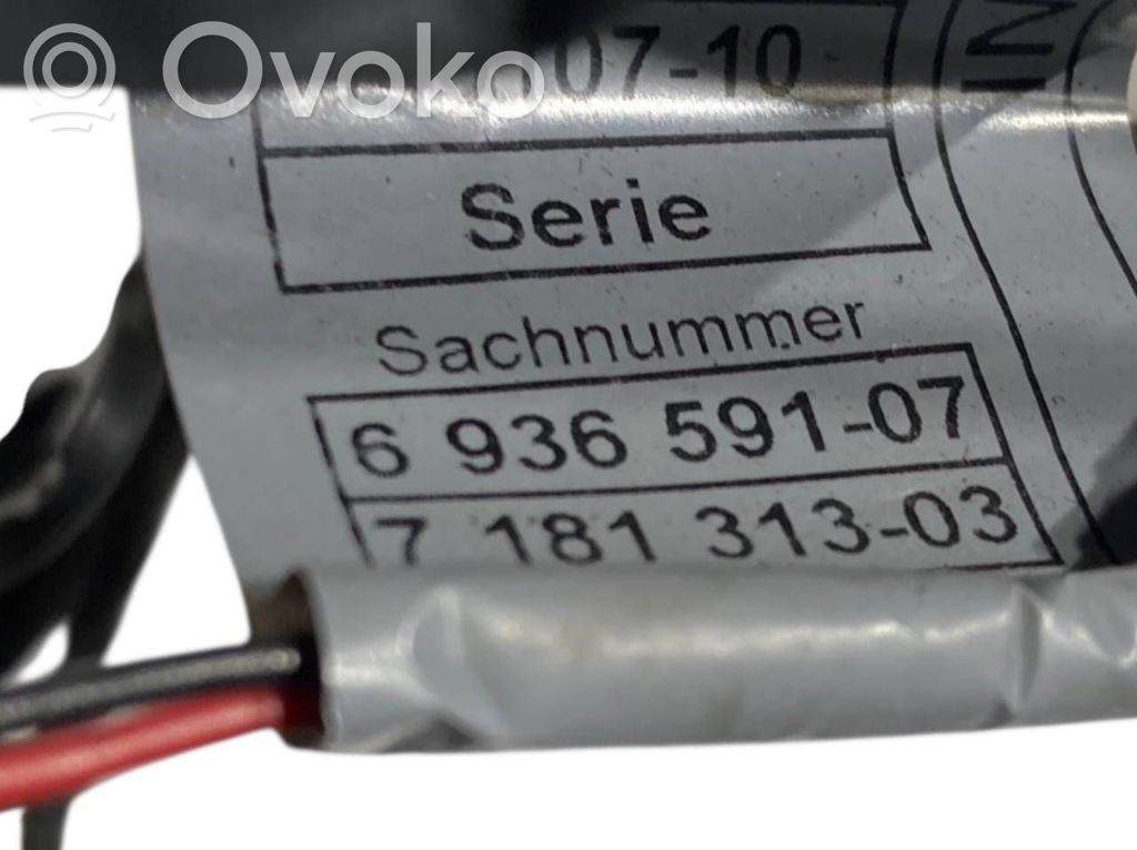 Priekšējo durvju roktura apgaismojums (ārpusē)