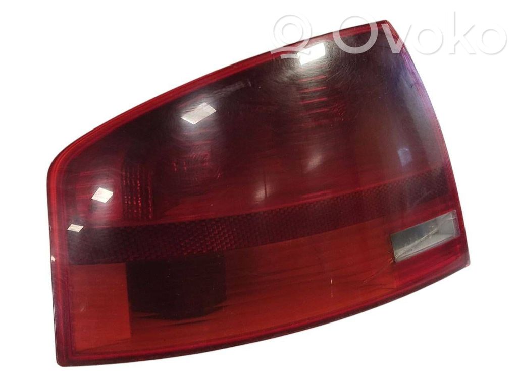 Aizmugurējais lukturis virsbūvē