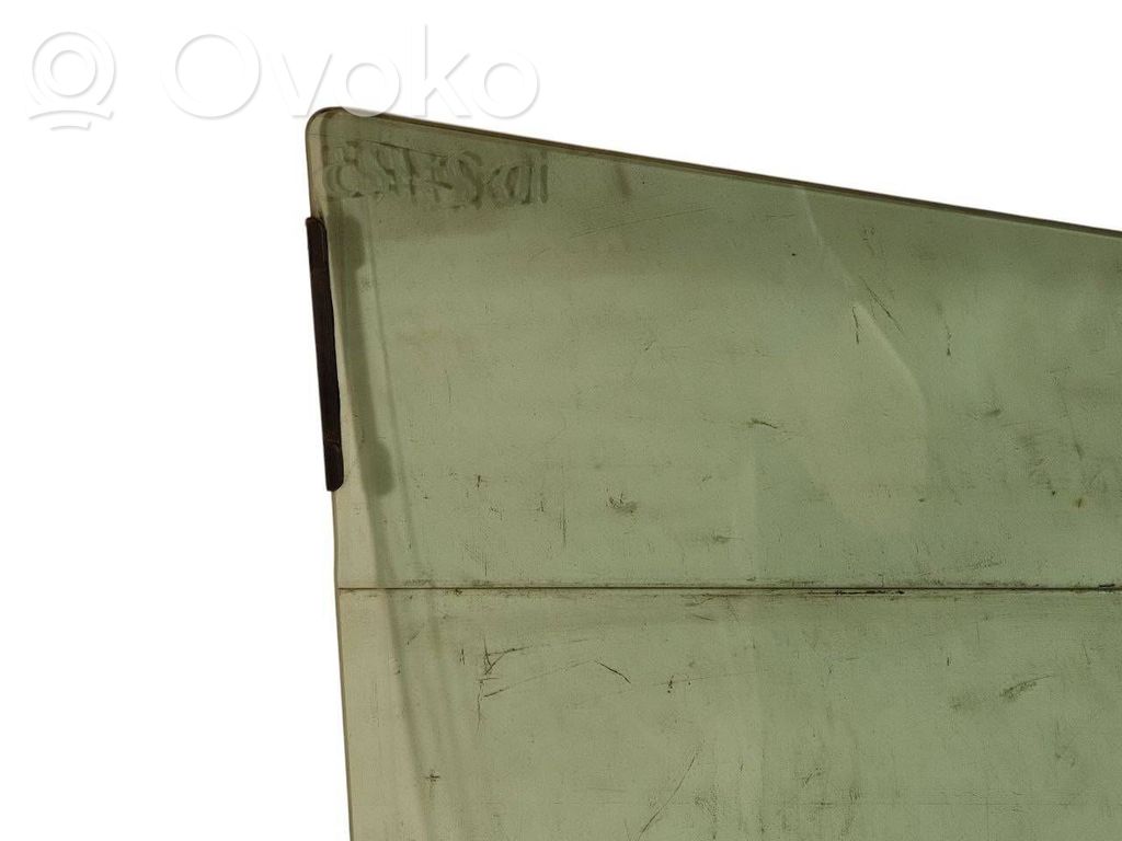 priekšējo durvju stikls (četrdurvju mašīnai)