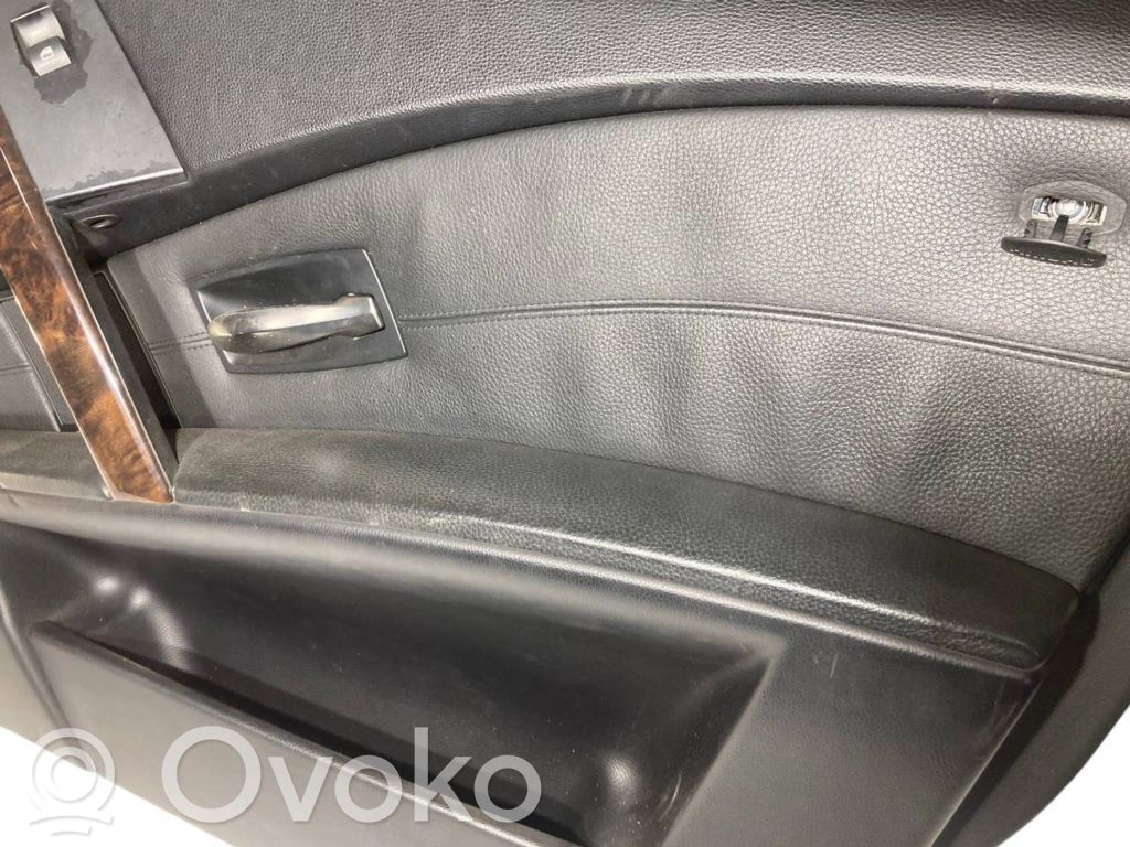 Priekšējo durvju apdare