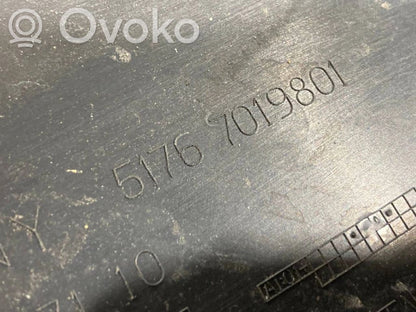 Dzinēja pārsega slēdzenes dekoratīvā apdare