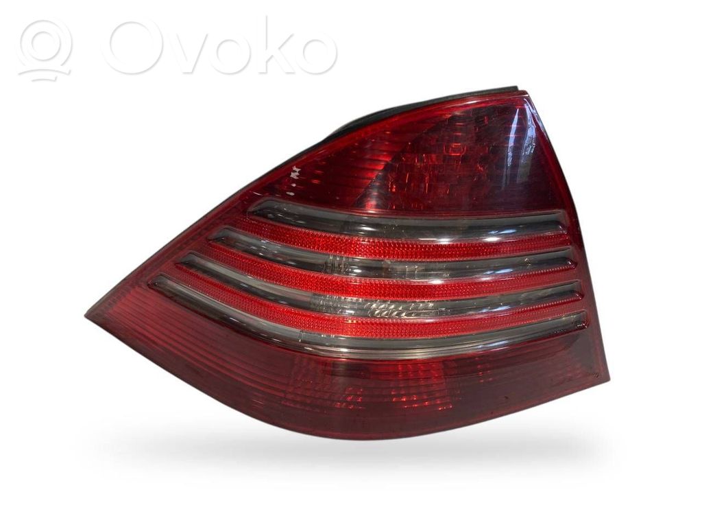 Aizmugurējais lukturis virsbūvē