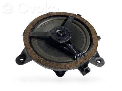 Skaļrunis (-i) pakaļējās durvīs