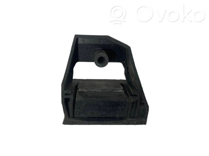 Radiator(s) holder/bracket