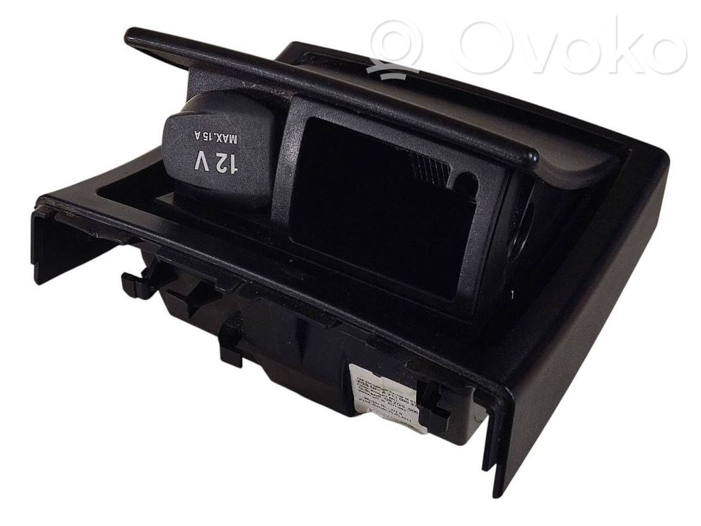 Pelnutrauks (aizmugurē)