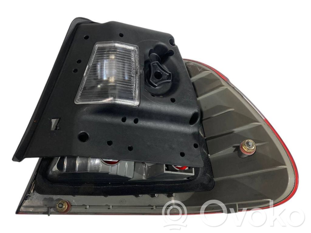 Aizmugurējais lukturis virsbūvē