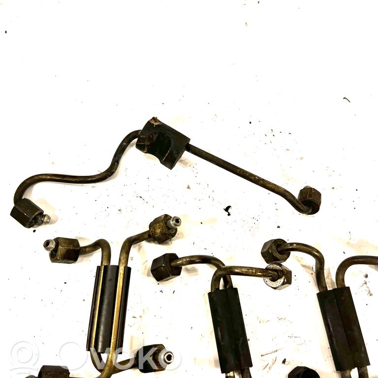 Degvielas iesmidzināšanas caurule (-es)