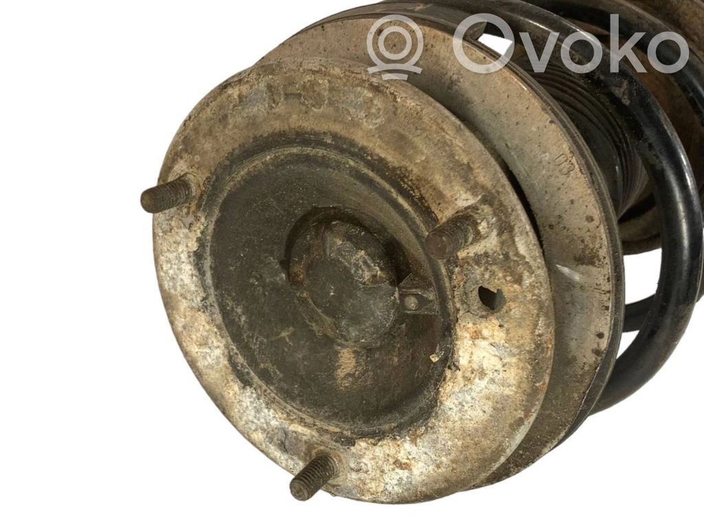 Priekšpusē amortizators ar atsperi