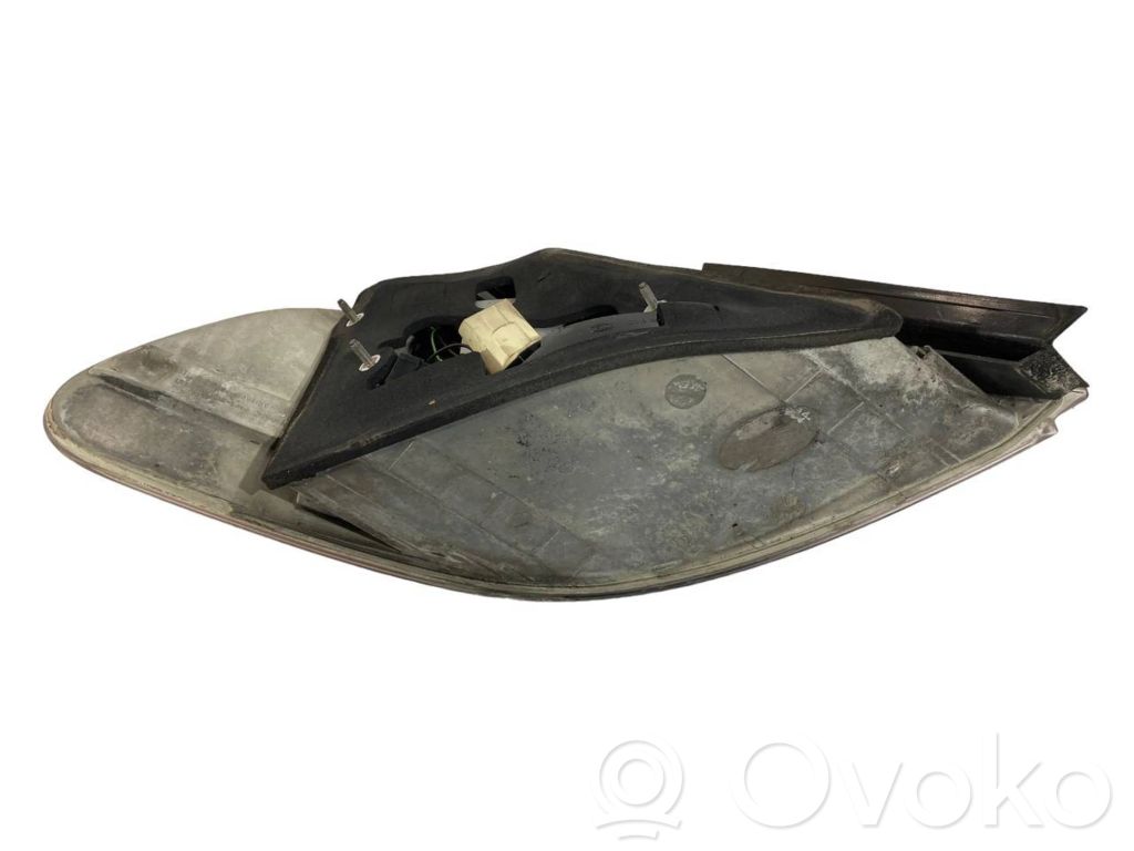 Aizmugurējais lukturis virsbūvē