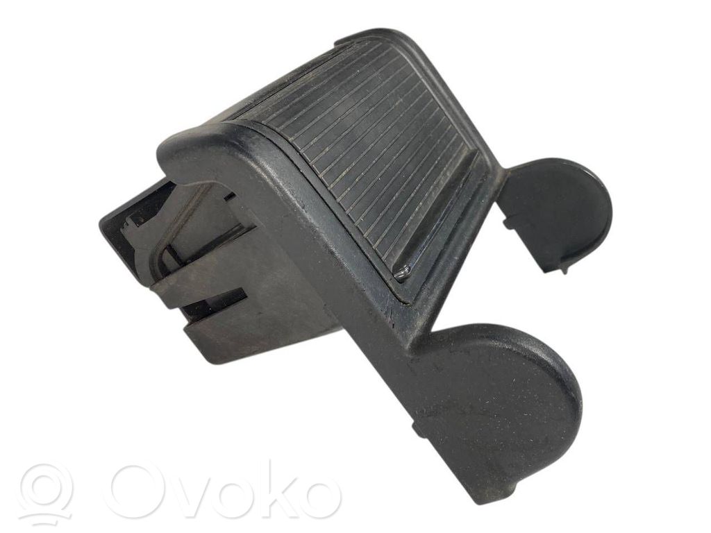 Pelnutrauks (aizmugurē)