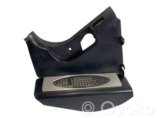 Kāju zonas sānu dekoratīvā apdare