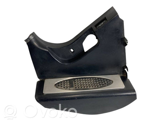 Kāju zonas sānu dekoratīvā apdare