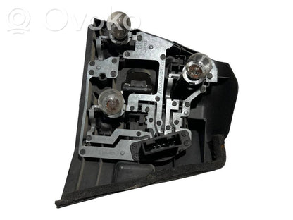 Aizmugurējā luktura detaļa