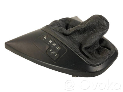 Ātrumu pārslēgšanas sviras dekoratīvā apdare (plastmasas)