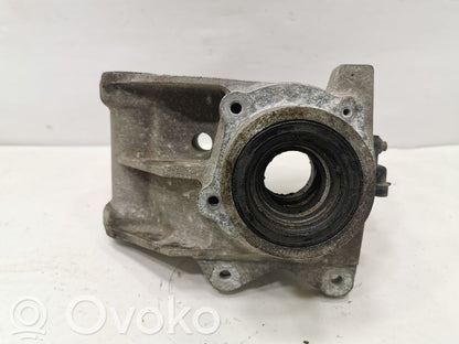 Aizmugurē riteņa rumbas vārpstas šarnīrs (stupica, capfa)