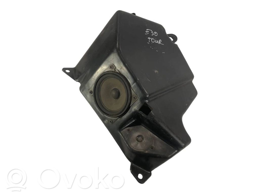 Skaļrunis (-i) aizmugurējā palodzē